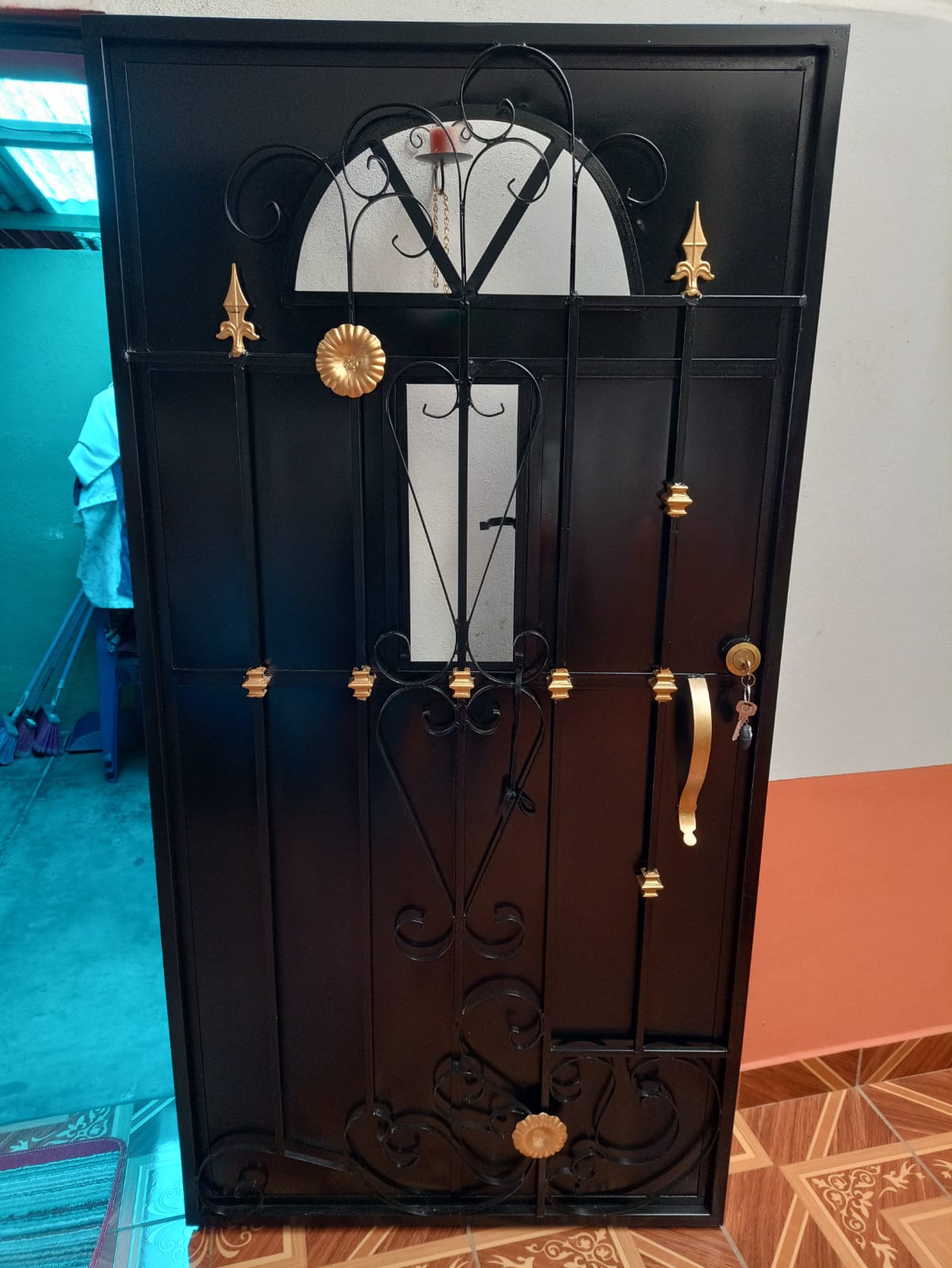 Diseño de Puerta Metálica con Reja Artística