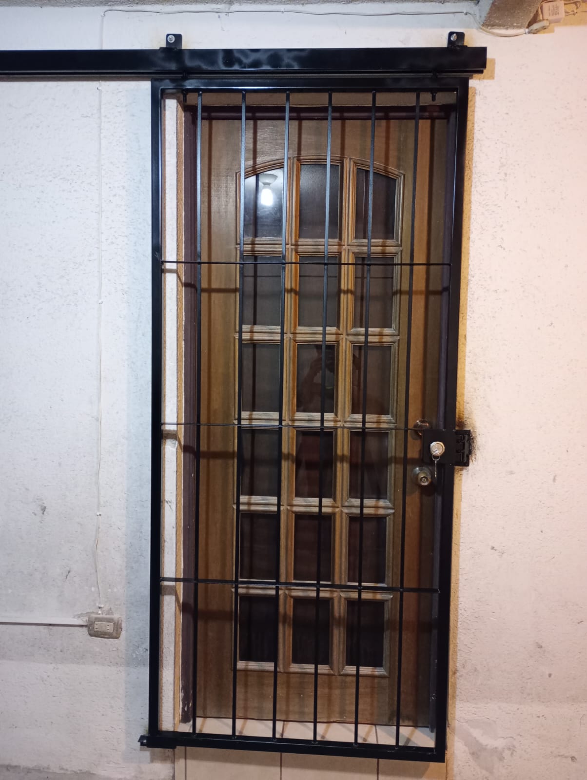 Diseño de Puerta Metálica con Reja Artística