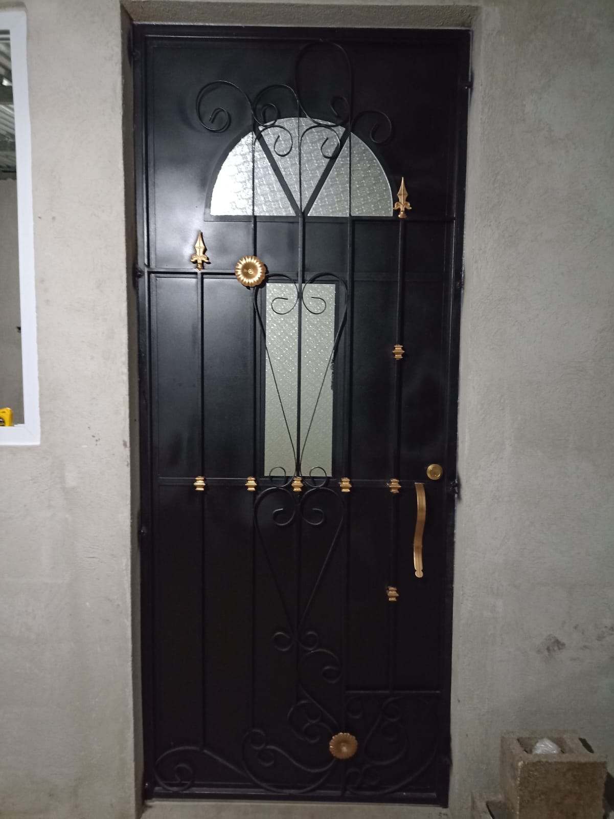 Diseño de Puerta Metálica con Reja Artística