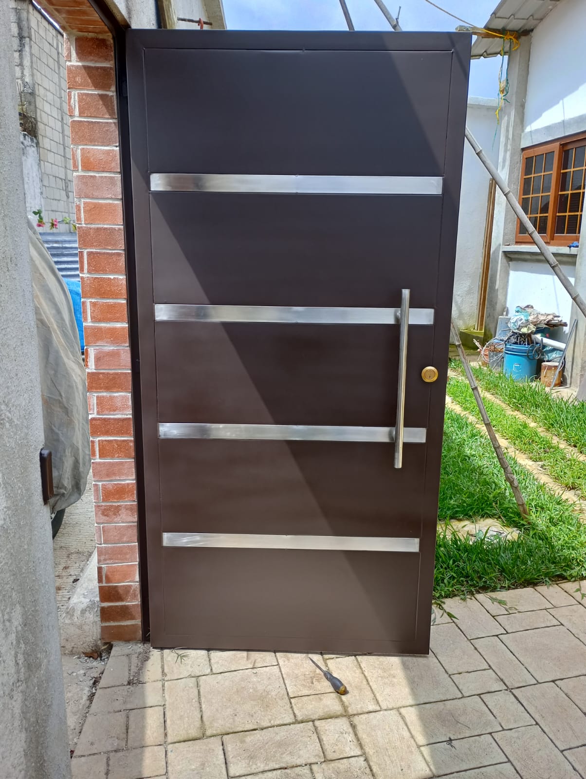 Diseño Minimalista Con Detalles en acero Inoxidable